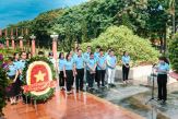 Tập thể VCHP dâng hương tại Đài tưởng niệm các anh hùng liệt sĩ thành phố Hải Phòng