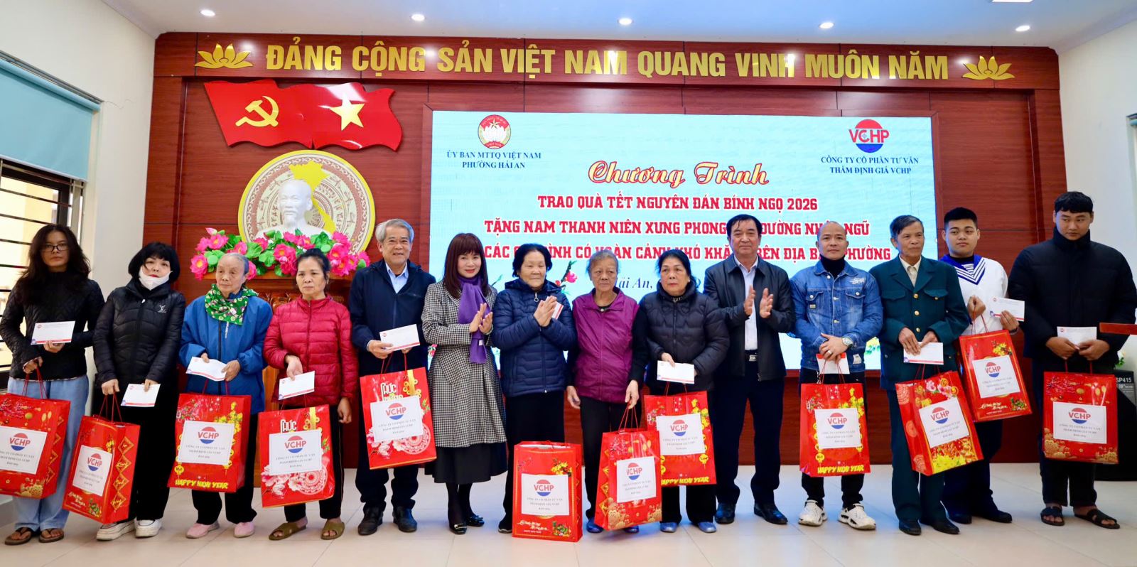 Trao quà Tết cho các gia đình có hoàn cảnh khó khăn và nam thanh niên chuẩn bị lên đường nhập ngũ năm 2026